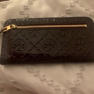 NWOT Patent leather Tory Burch wallet.